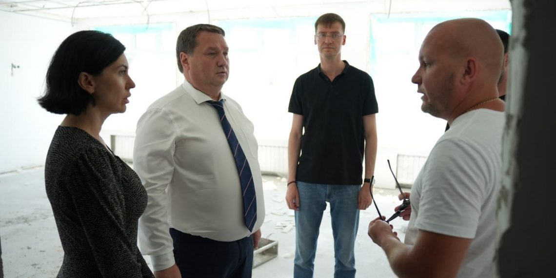 Болдакин требует увеличить число людей на ремонте 7-й школы и 40-го лицея