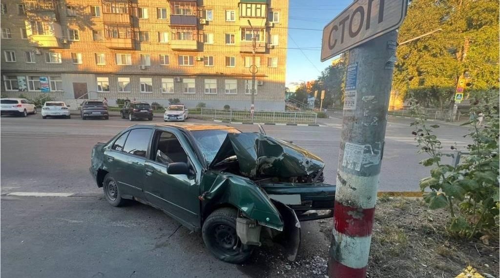 21-летний пьяный пензенец без прав на Nissan Almera протаранил столб в Ульяновске