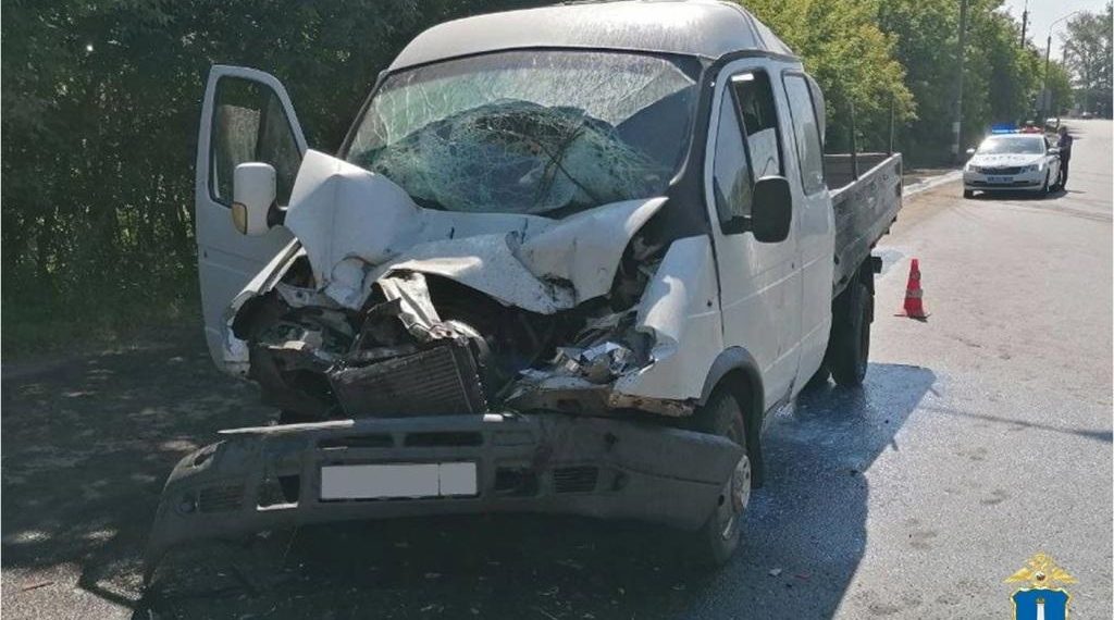 «ГАЗель» врезалась в «коммунальный» КамАЗ на Куйбышева в Димитровграде