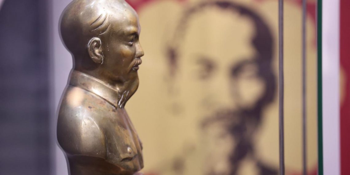 Вьетнамцы привезли в Ульяновск выставку с портретами Хо Ши Мина