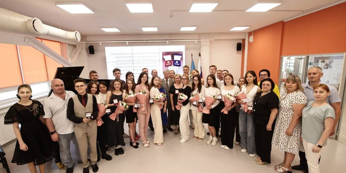 Губернатор вручил ульяновским выпускникам «золото» и «серебро»