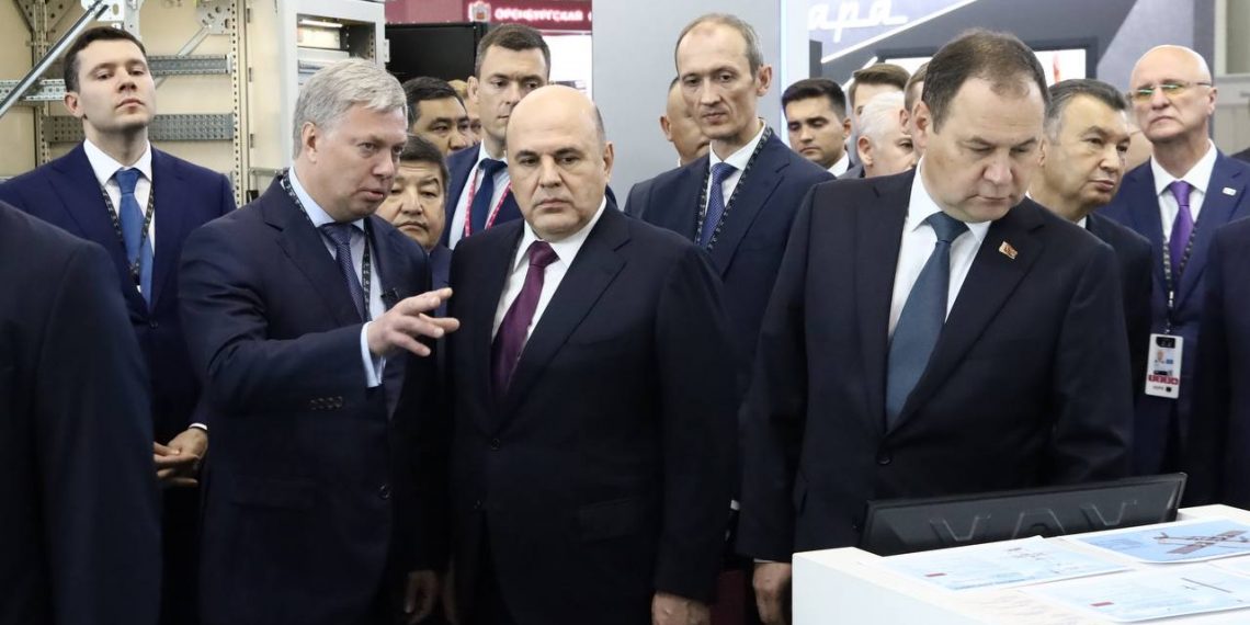 Российский премьер высоко оценил стенд Ульяновской области на Иннопроме