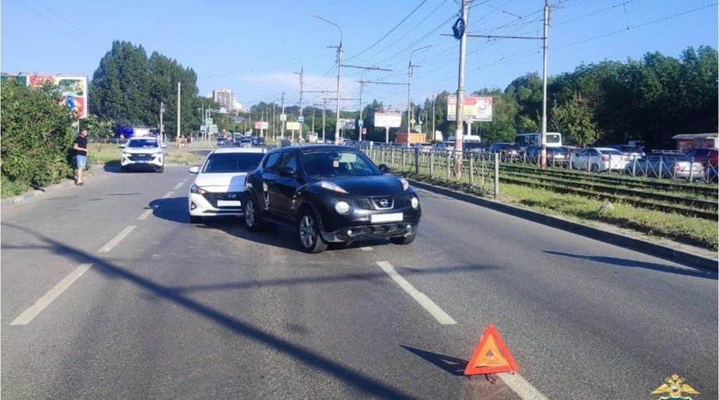 Hyundai жёстко «догнал» Nissan на Камышинской в Ульяновске