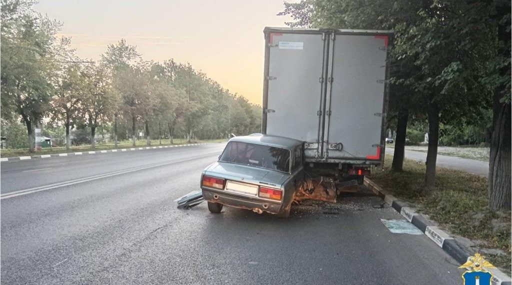 «Семёрка» влетела под грузовик на проспекте Гая в Ульяновске