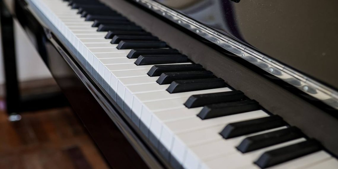 Учебники, музыкальные инструменты и мультимедиа получили школьники и студенты Ульяновской области