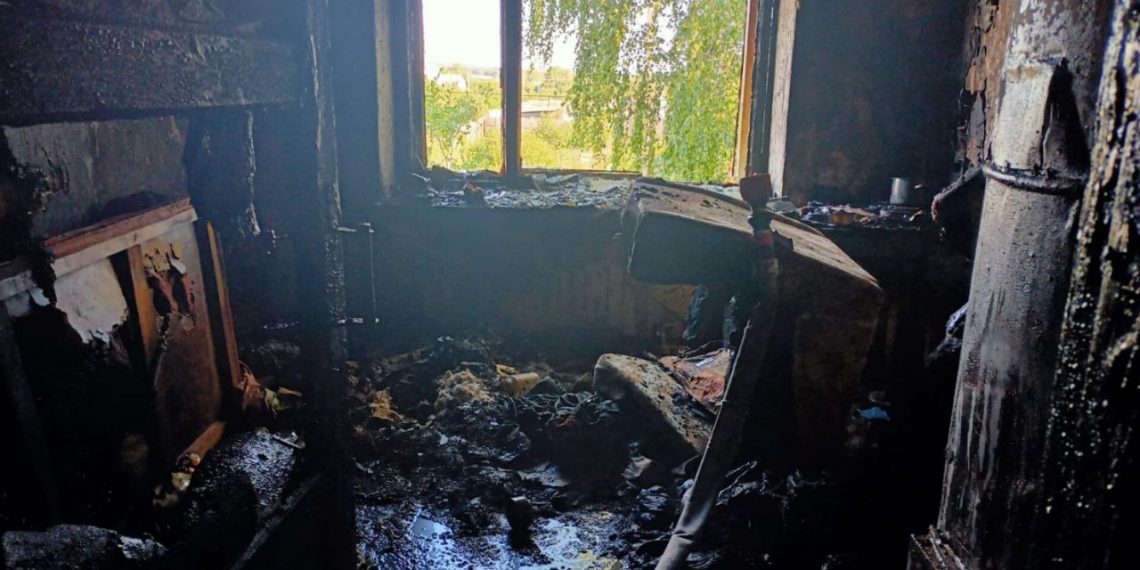 Восемь жителей Ермоловки сумели спастись из горящего дома