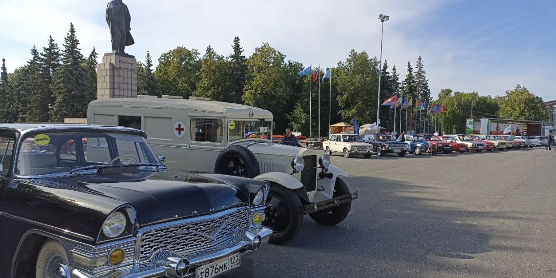 Выставка «Ретроспектива» открылась на Соборной площади в Ульяновске