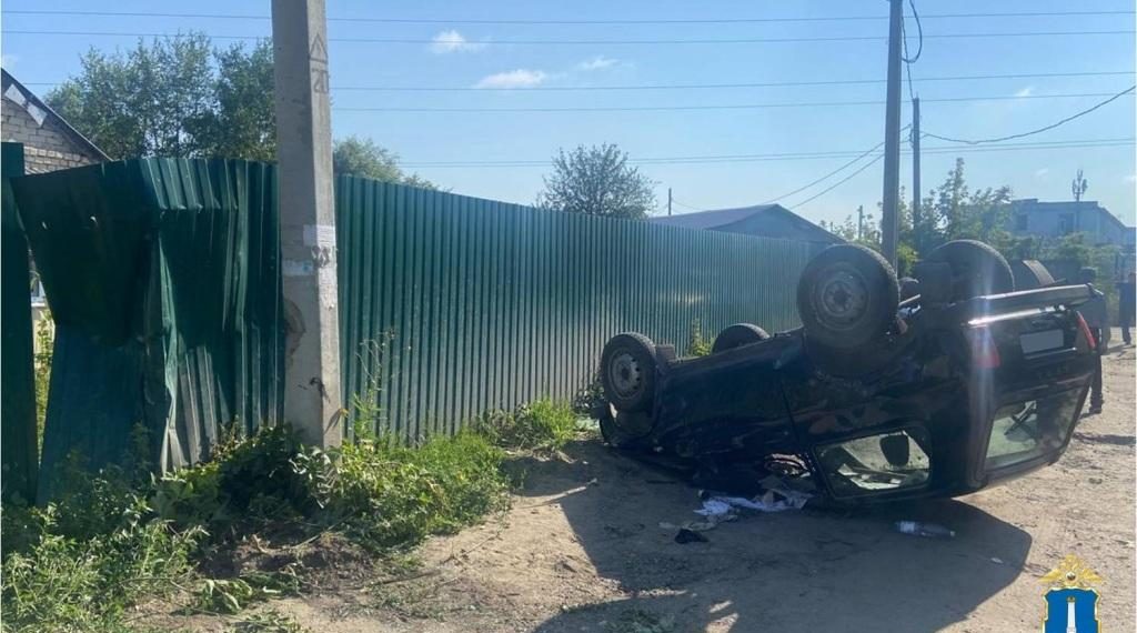 «Нива» врезалась в столб и перевернулась на улице Азовской в Ульяновске