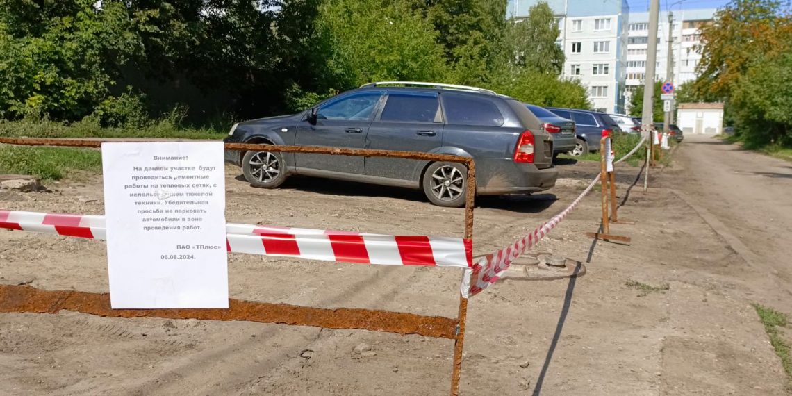 Припаркованные на Шолмова авто мешают ремонту теплотрассы