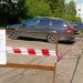 Припаркованные на Шолмова авто мешают ремонту теплотрассы