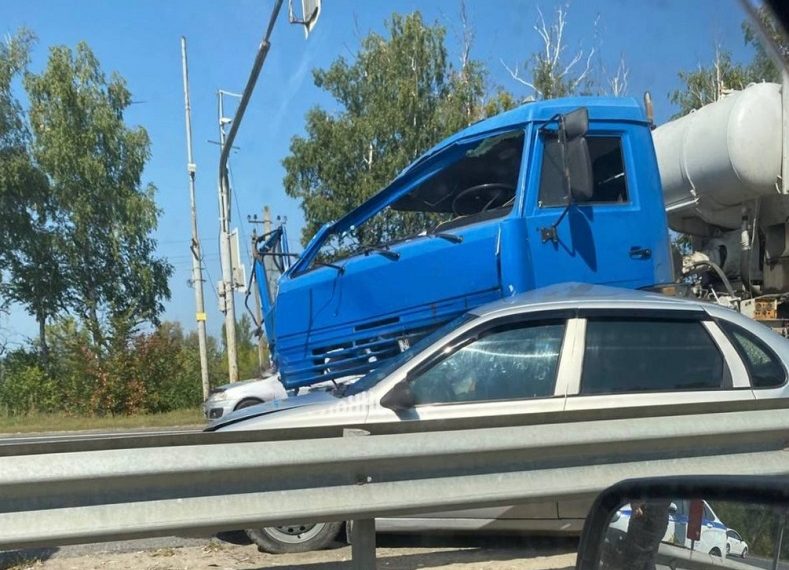Бетономешалка притёрла легковушку к отбойнику у поворота на Новоульяновск