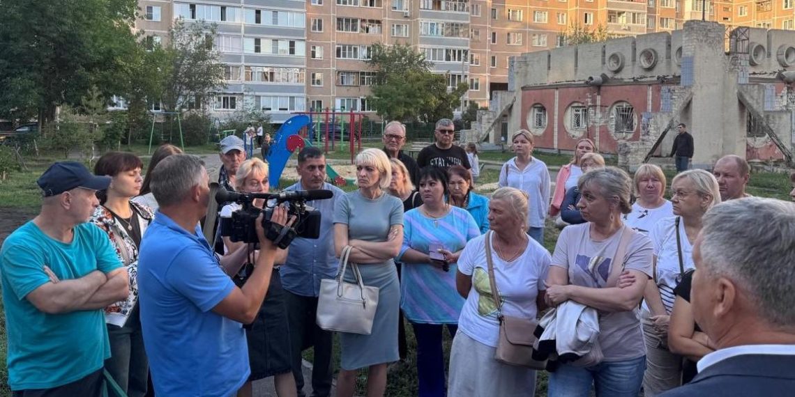 Люди продолжают возвращаться в пострадавший от взрыва и пожара дом на Корунковой