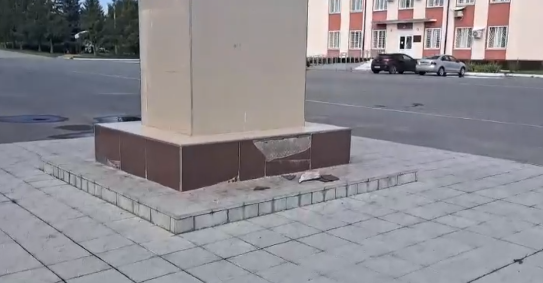 В Вешкайме неизвестные вандалы отбили плитку под Лениным