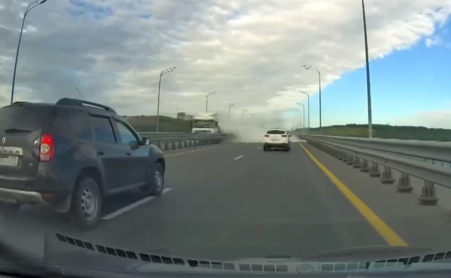 Большегруз с кирпичами протаранил отбойник на Президентском мосту в Ульяновске — видео