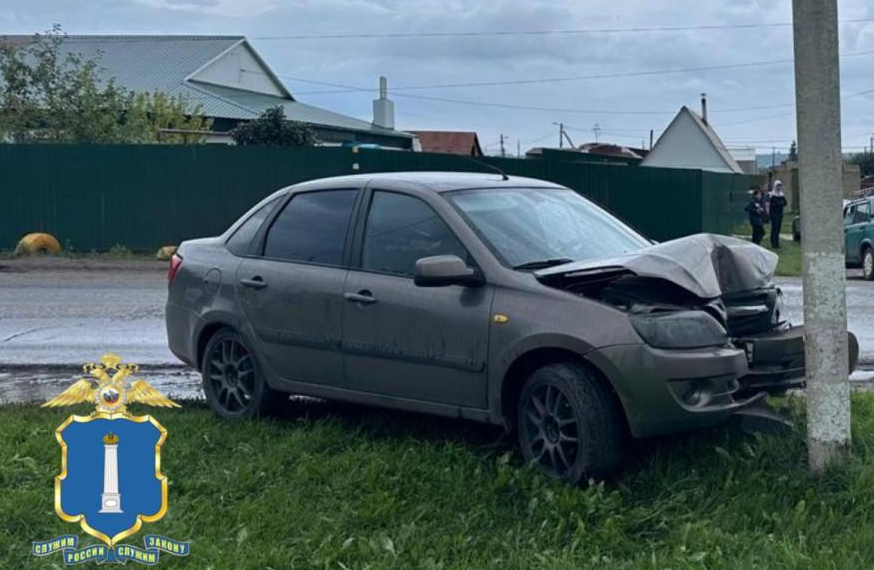 23-летняя девушка на «Гранте» протаранила «семёрку» и врезалась в столб