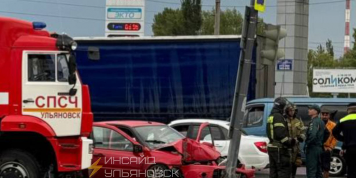 «Калина» протаранила фонарный столб на проспекте Ульяновском в Новом городе