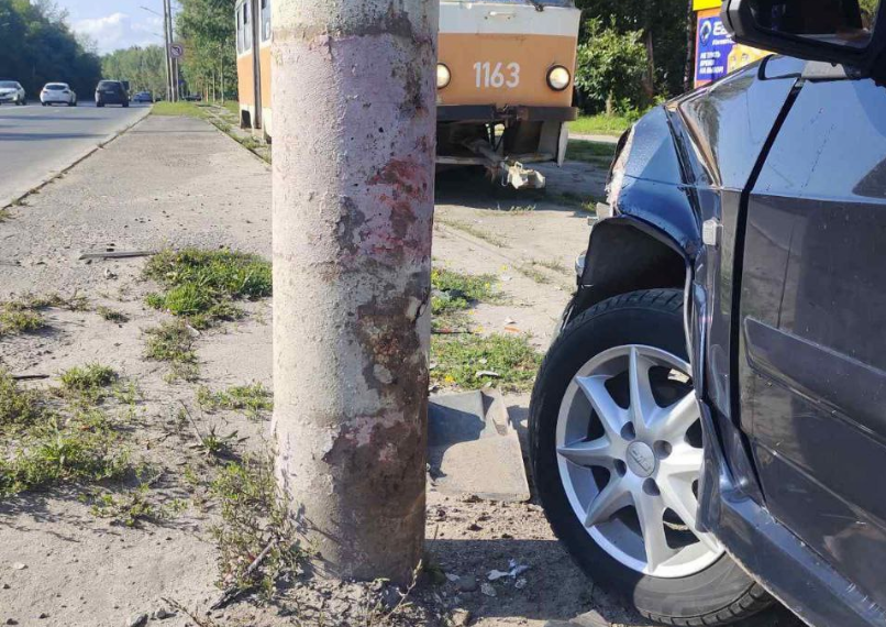 Легковушка протаранила опору контактной сети трамваев на севере Ульяновска