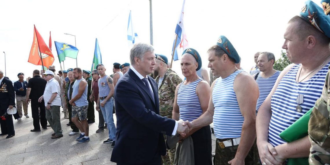 Русских вручил десантникам 104-й дивизии ордена Суворова и Кутузова