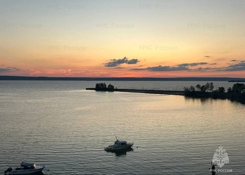 Между ульяновскими мостами потерпел бедствие катер с двумя мужчинами на борту