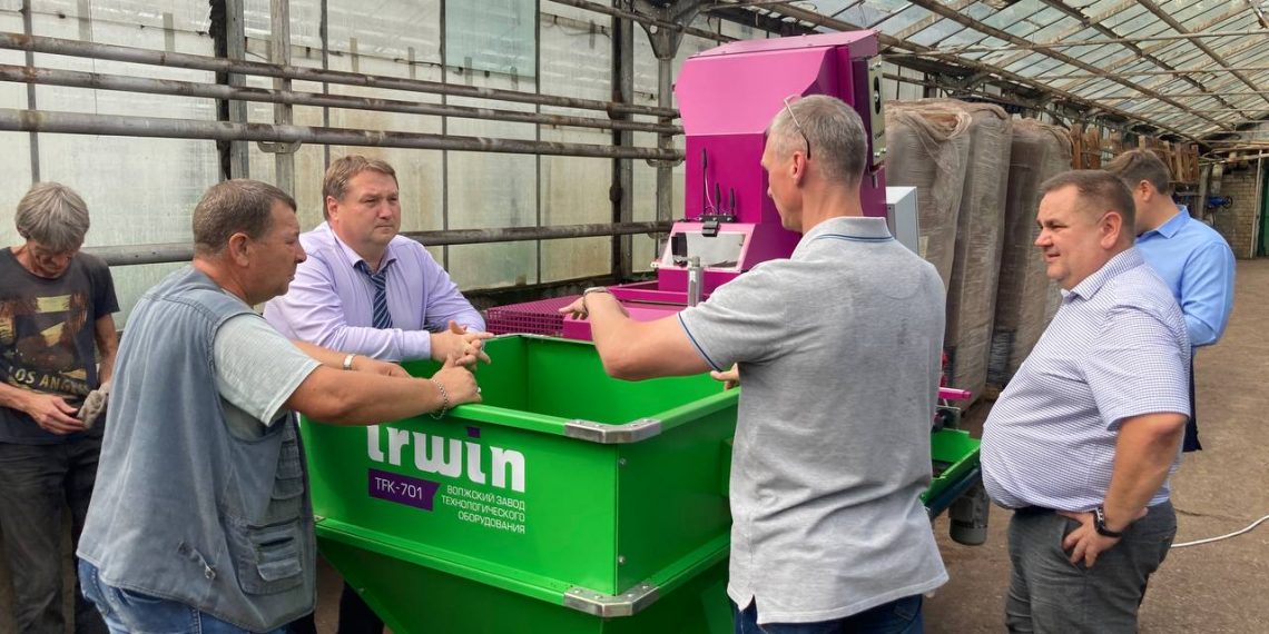 Ульяновский мэр лично оценил торфонаполнительную машину