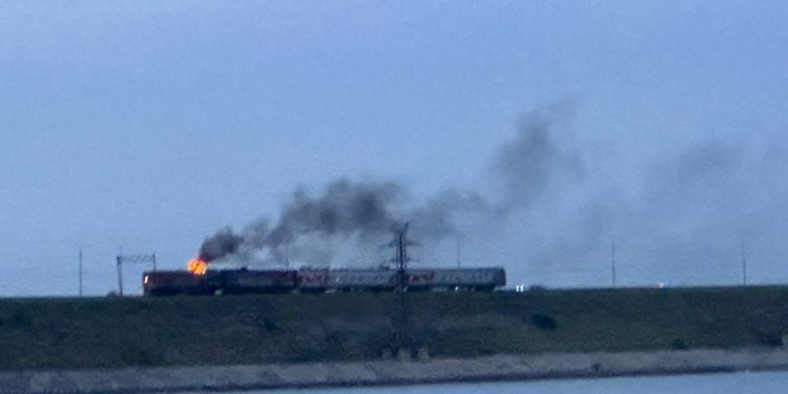 Тепловоз загорелся у Императорского моста в Ульяновске — видео