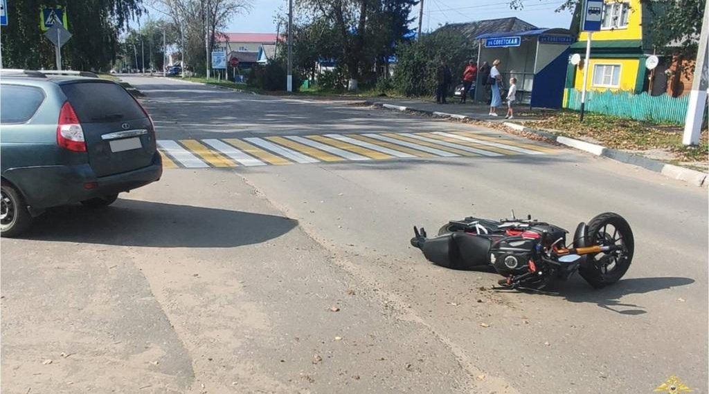 В Барыше столкнулись мотоцикл и «Приора», пострадал байкер