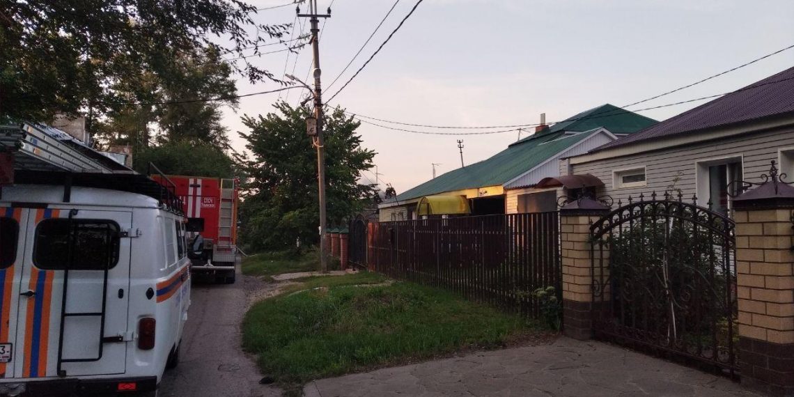 В Ульяновске из-за короткого замыкания загорелся двухквартирный дом