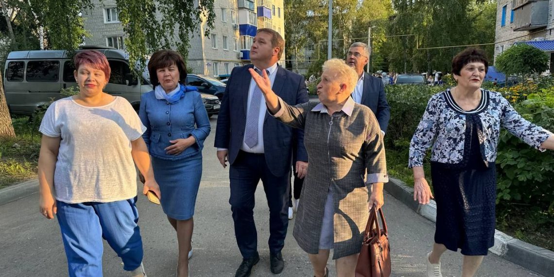 Ульяновский мэр побывал на юбилее засвияжской пятиэтажки