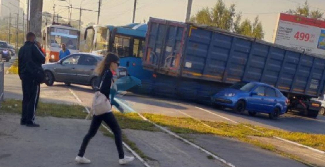 В Засвияжье встали трамваи из-за столкновения на путях КамАЗа и легковушки