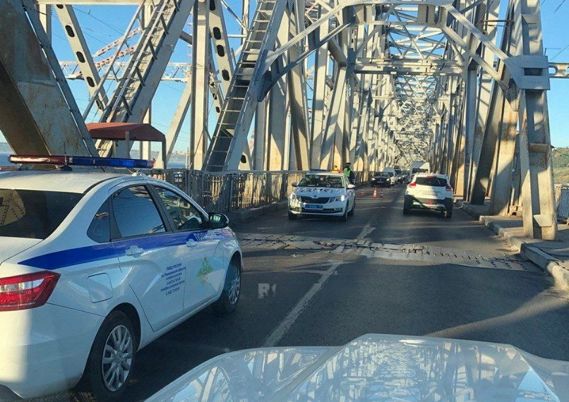 На Императорском мосту в Ульяновске опять пробка из-за шва