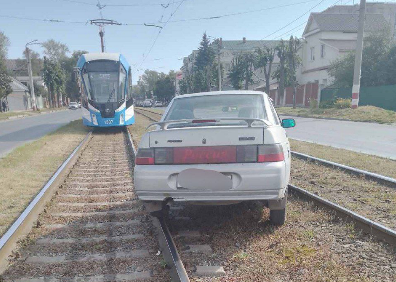 Ульяновец припарковал своё авто прямо на трамвайных путях, транспорт стоял полчаса