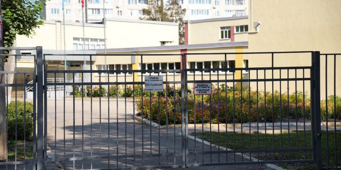 Новое ограждение ульяновской школы вызвало неоднозначную реакцию