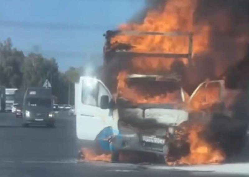 У вещевого рынка в Ульяновске загорелась ГАЗель — видео