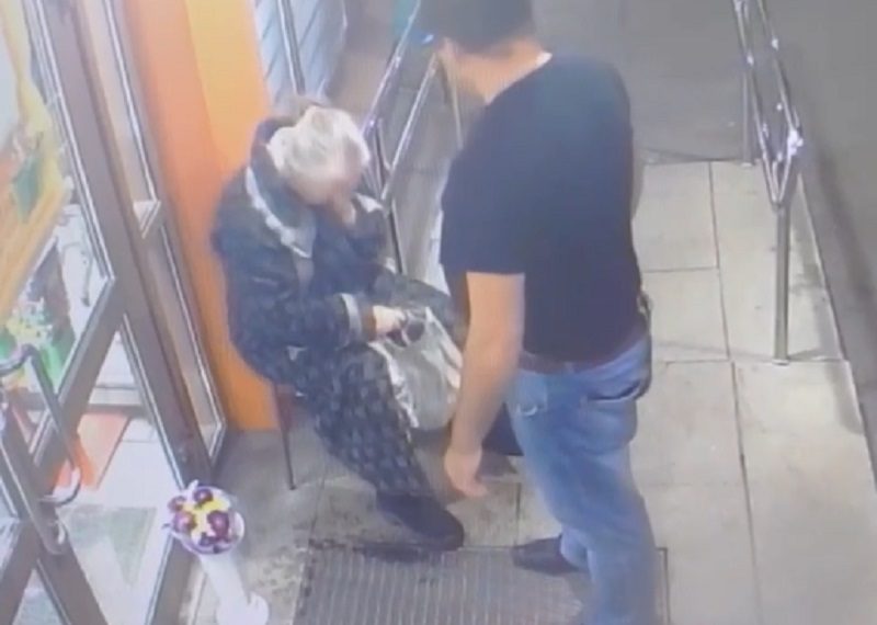 В Ульяновске молодой мужчина избил пожилую продавщицу цветов — видео