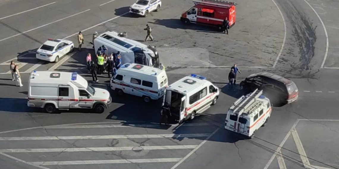 В перевернувшейся у Обелиска маршрутке пострадало несколько человек