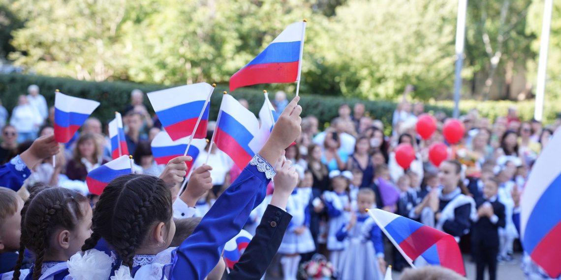 Ульяновский мэр проводил свою младшую дочь в третий класс