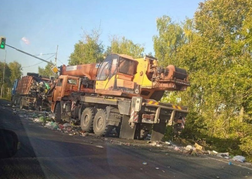 У новоульяновского поворота автокран протаранил мусоровоз