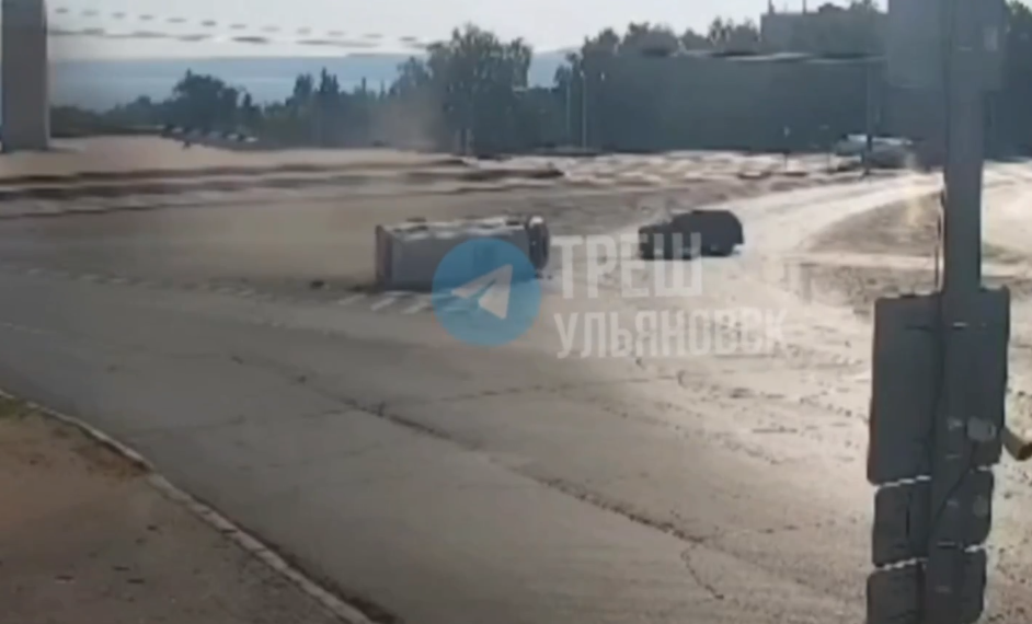 Момент ДТП с перевернувшейся в Ульяновске маршруткой попал на видеокамеру