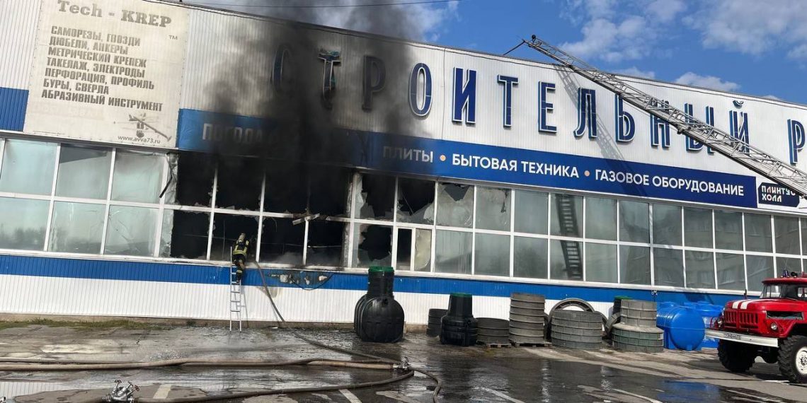 В Димитровграде горел строительный рынок на улице Ганенкова