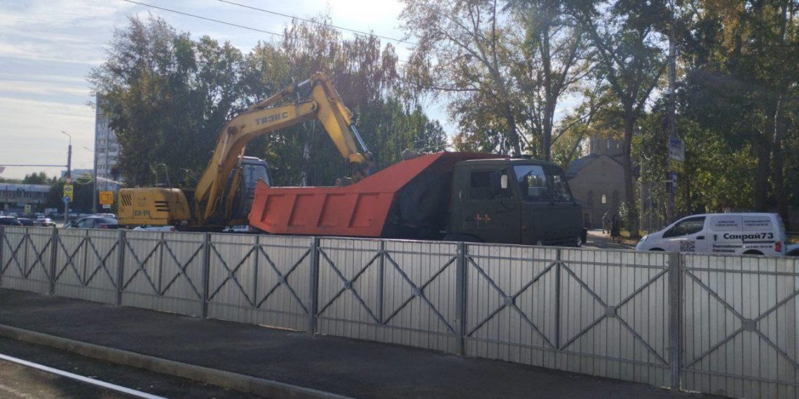 На Пушкарёвском кольце встали трамваи — грузовик порвал провода