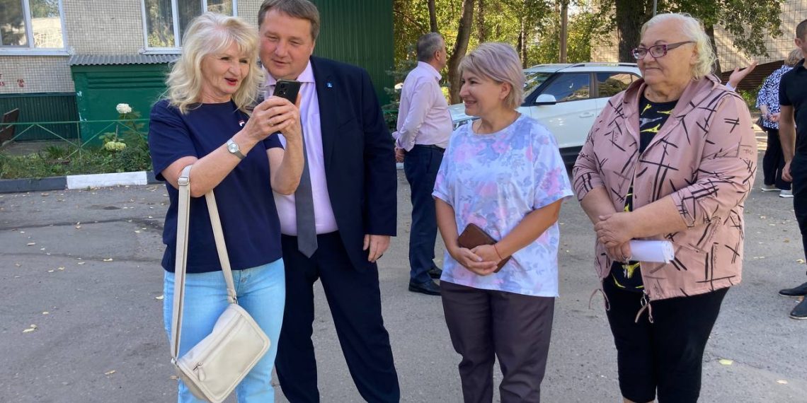 Ульяновцы провели мэра по разбитому тротуару