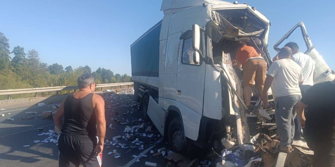 На трассе под Ульяновском фура врезалась в отцепившийся от ГАЗели прицеп — видео