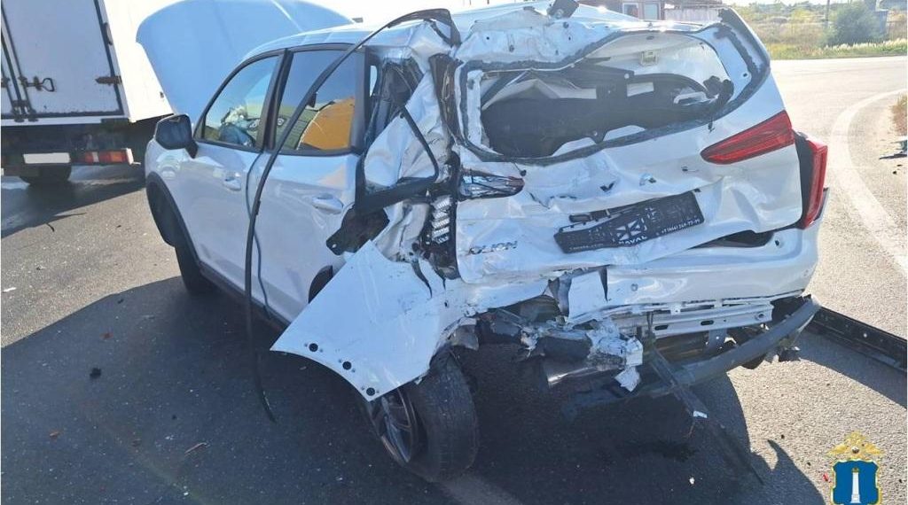 Под Ульяновском фура протаранила внедорожник