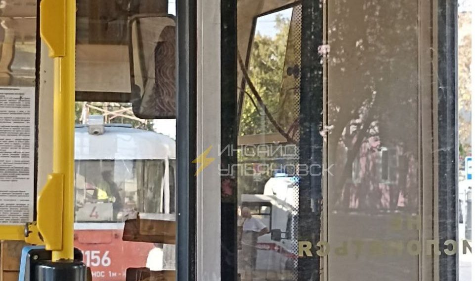 В Ульяновске мальчик высунулся из окна ехавшего трамвая и разбил голову о столб