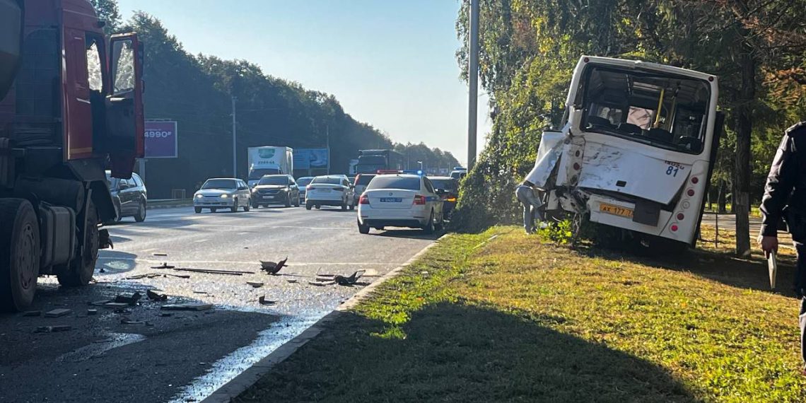 Назвали всех пострадавших в столкновении автобуса и фуры на Московском шоссе