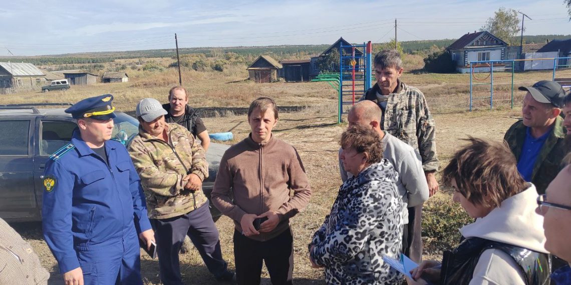Новоспасский прокурор встретился с погорельцами из Свирино