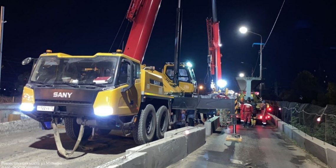 Ночью в Ульяновске уложили балки средней части Минаевского моста — фото