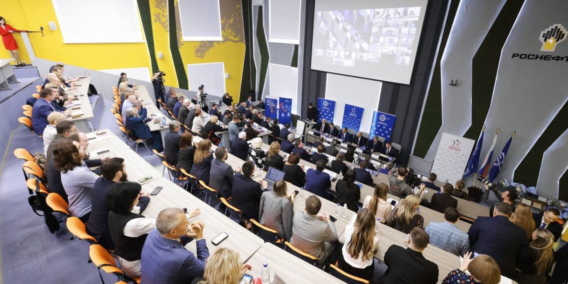 Русских обсудил с федеральными чиновниками вопросы профориентации ульяновских школьников