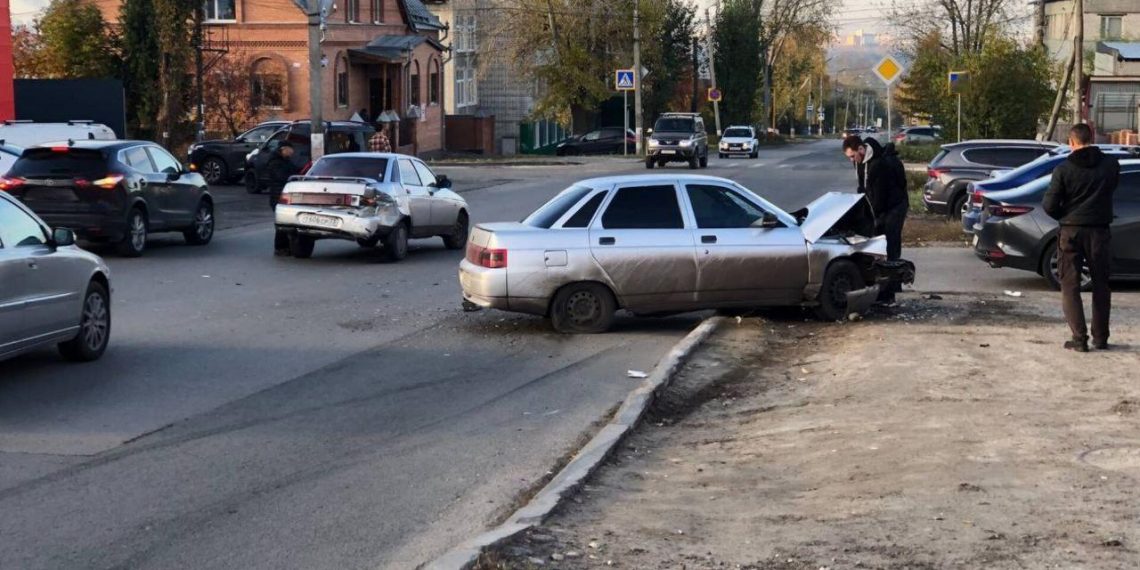 Две «десятки» столкнулись на Маяковского утром 23 октября — видео