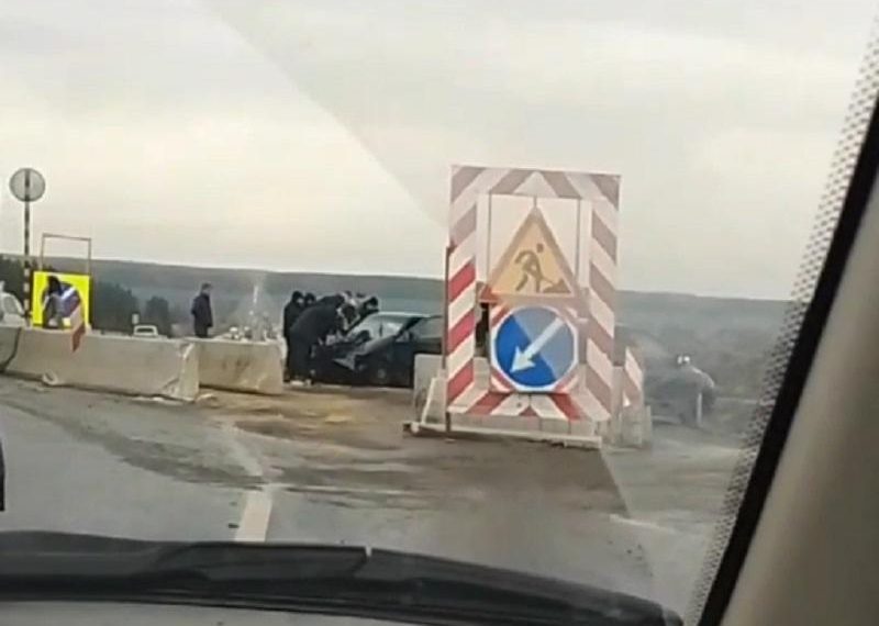 «Десятка» врезалась в железобетонное ограждение на трассе под Ульяновском